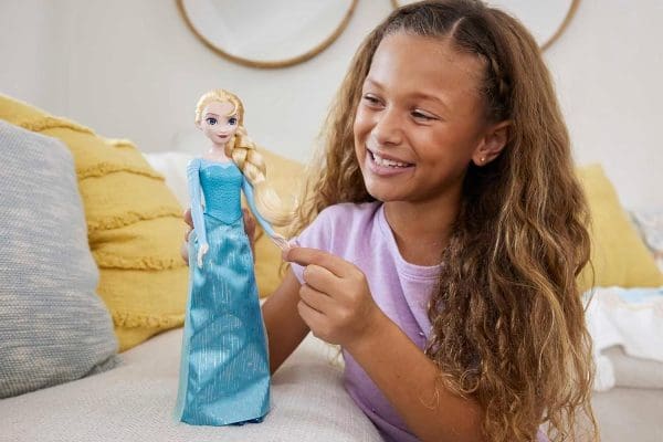 Mattel Disney Princess Dolls, Elsa Posable Fashion Doll with Signature Clothing and Accessories, Mattel Disney's Frozen Movie Toys - Image 6